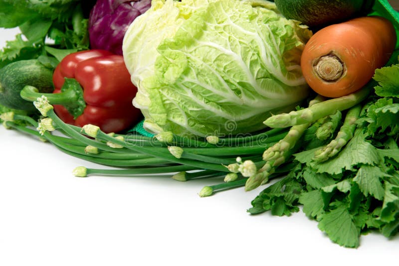 Закройте вверх по зеленой продуктовой сумке смешанных органических зеленых овощей на белых, здоровых органических зеленых походе стоковое фото