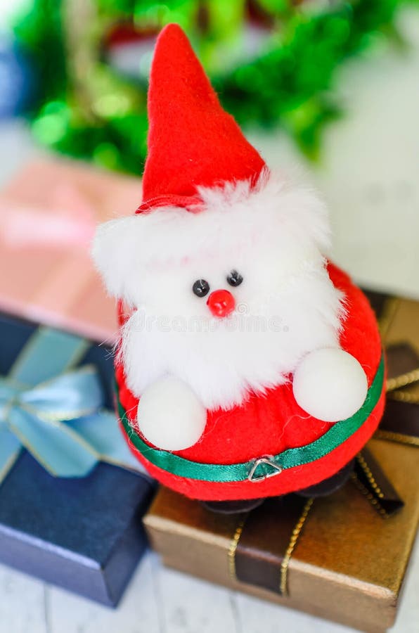 Закройте вверх по кукле Санты с предпосылкой bokeh стоковая фотография