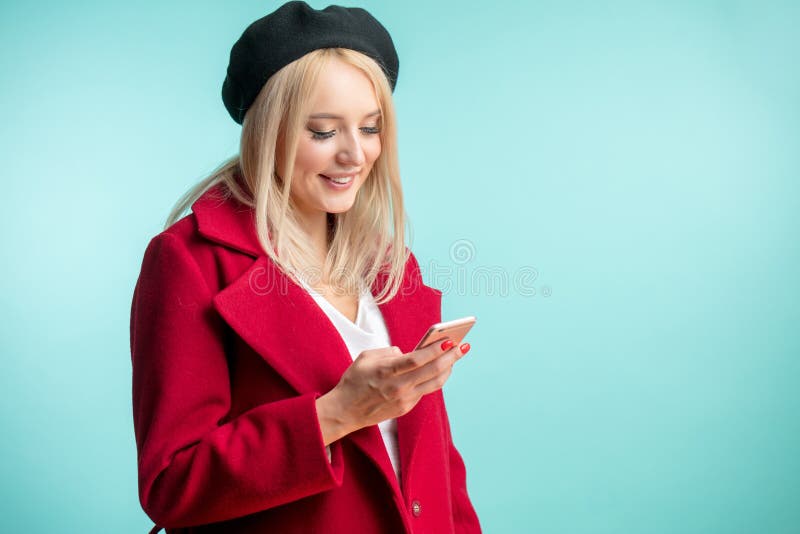 Закройте вверх по портрету awasome белокурой дамы используя ее smartphone стоковое изображение Закройте вверх по портрету awasome белокурой дамы используя ее smartphone стоковое изображение