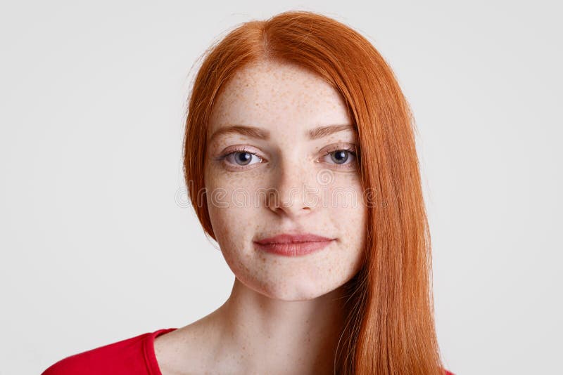 Закройте вверх по портрету женщины имбиря freckled с чистой совершенной кожей, взглядами серьезно на камере, моделях в студии про стоковое фото rf Закройте вверх по портрету женщины имбиря freckled с чистой совершенной кожей, взглядами серьезно на камере, моделях в студии про стоковое фото rf