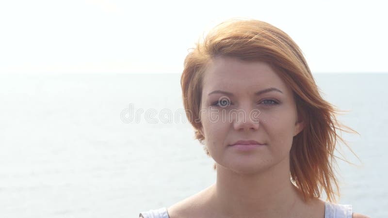 Закройте вверх по портрету красивой молодой женщины redhead на пляже акции видеоматериалы
