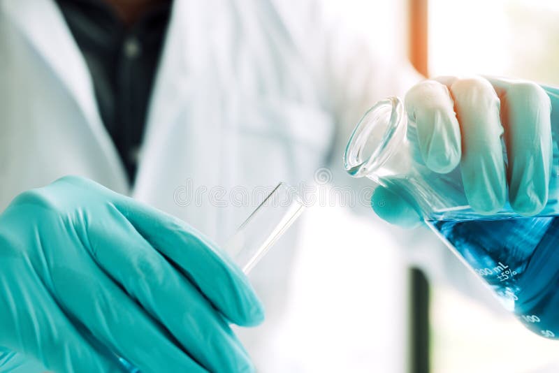 Закройте вверх по пробиркам и исследованию руки ученого заполняя в clini стоковые фотографии rf Закройте вверх по пробиркам и исследованию руки ученого заполняя в clini стоковые фотографии rf