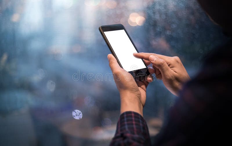 Закройте вверх по телефону обнесенное решеткой места в суде рук мужчины, smartphone стоковые изображения rf