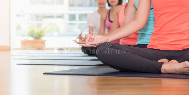 Закройте вверх по усаженным рукам группы йоги делающ руку Mudra и meditat стоковое фото rf Закройте вверх по усаженным рукам группы йоги делающ руку Mudra и meditat стоковое фото rf