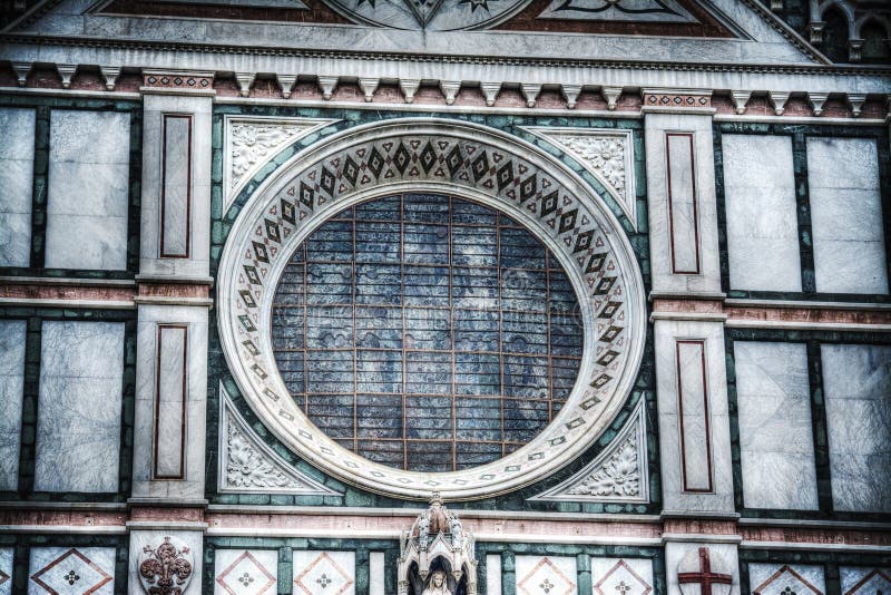 Закройте вверх розового окна в соборе Santa Croce в Флоренсе стоковое изображение Закройте вверх розового окна в соборе Santa Croce в Флоренсе стоковое изображение