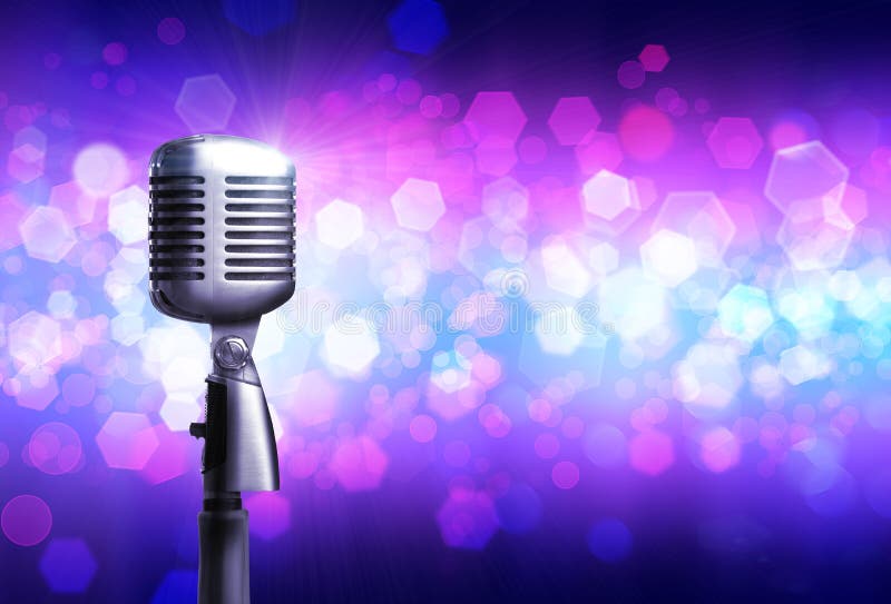 Закройте вверх серебра mic на накаляя предпосылке стоковые фото
