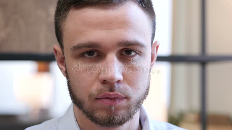 Закройте вверх серьезного молодого человека видеоматериал