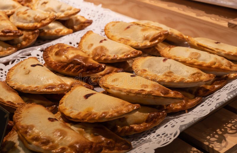 Закройте вверх традиционных зажаренных empanadas испанских и Аргентины на продовольственном рынке улицы в Испании стоковая фотография rf Закройте вверх традиционных зажаренных empanadas испанских и Аргентины на продовольственном рынке улицы в Испании стоковая фотография rf