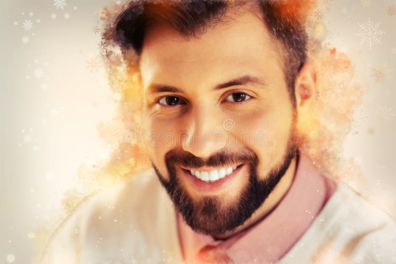 Закройте вверх усмехаясь бородатого темн-с волосами человека усмехаясь широко чувствующ счастливый стоковые изображения rf