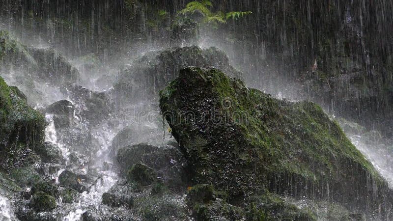 Закройте вверх утеса на дне водопада движение медленное видеоматериал