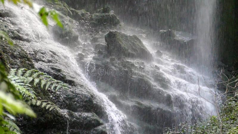 Закройте вверх утеса на дне водопада 2 скорости игры сток-видео