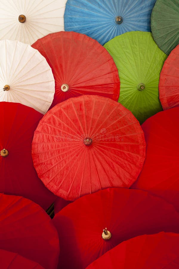 Закройте вверх цветастых зонтиков, искусства и корабля от Чиангмая, Таиланда.
