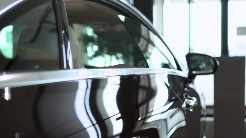 закрывающий вид на новый автомобиль стоит в современном салоне и предназначен для покупки и аренды spbas. сток-видео