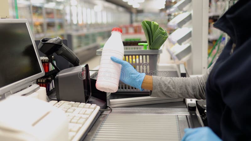 закрывающийся вид кассира-женщины, сканирующей продукты и работающей на выписке из магазина. акции видеоматериалы