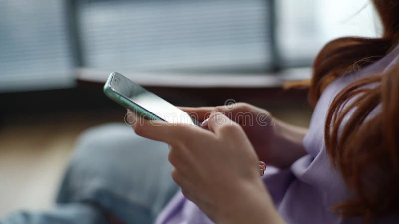 закрытие рук неузнаваемой молодой женщины смс на мобильный телефон для общения и чата в социальных сетях видеоматериал