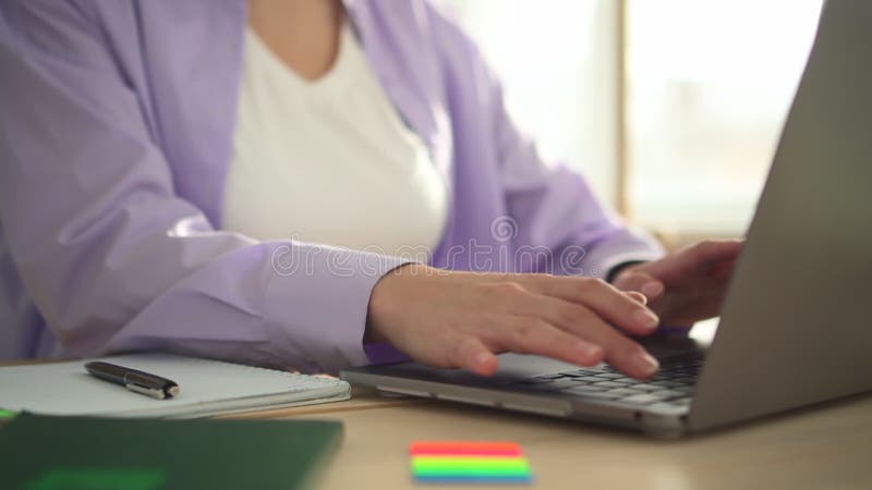 закрытое представление женщины, печатающей клавиатуру ноутбука и сидящей за столом в домашней комнате spbd. видеоматериал