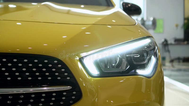 закрытый вид на переднюю часть нового автомобиля стоит в современном шоуруме в помещении spbas. сток-видео