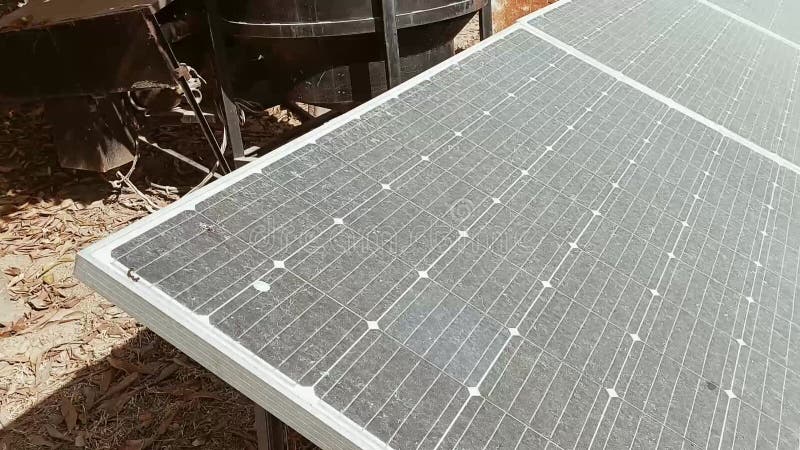 закрытый вид солнечных батарей на открытом воздухе со значительным накоплением пыли акции видеоматериалы