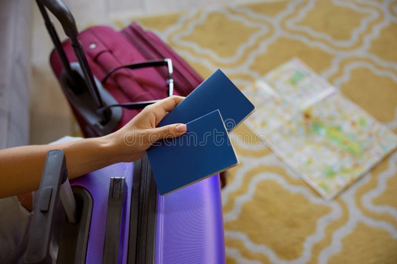 закрытый кадр женской руки с двумя паспортами для путешествия стоковое изображение rf