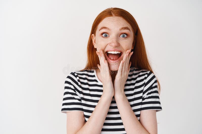 Закрыть поднимающий вверх портрет девушки рыжий freckled удивленной счастливым стоковые фото