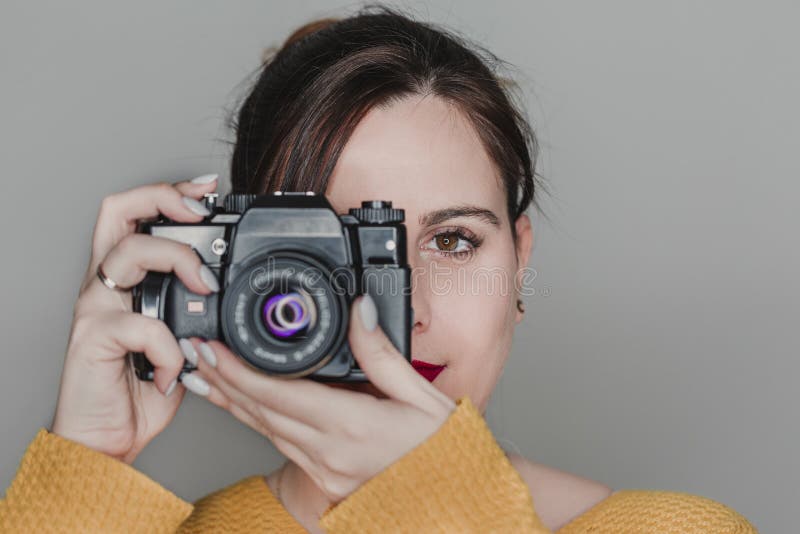 Закрыть портрет молодой женщины с камерой Концепция фотографии стоковое изображение