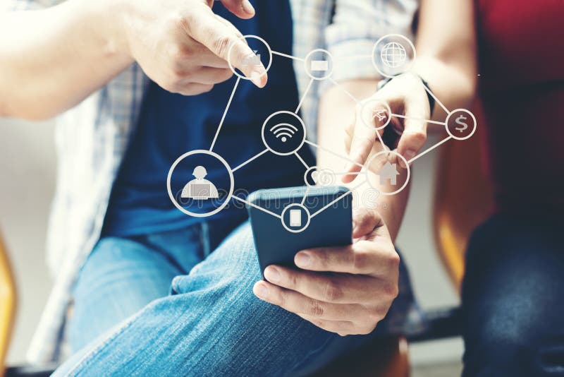 Закрыть руки люди используют ноутбук и смартфон для подключения к Интернету Бизнес использует социальные сети и технологии для об стоковое изображение