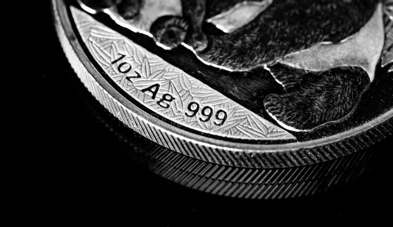 закрыть серебряную монету на заднем плане черного зеркала стоковые изображения rf