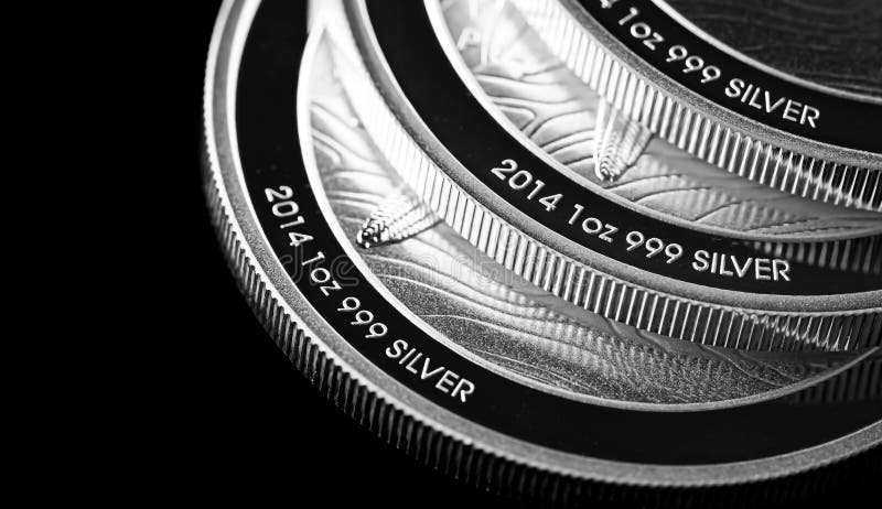 закрыть серебряную монету на заднем плане черного зеркала стоковые изображения rf