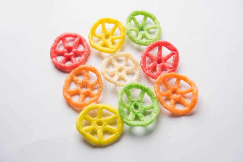 Закуска papad fryums формы колеса красочная Селективный фокус
