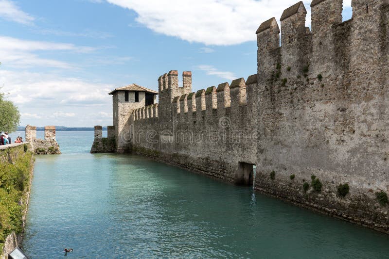 Замок Castello Scaligero di Sirmione Sirmione, построенный в XIV столетии, озеро Garda, Sirmione, стоковые фото Замок Castello Scaligero di Sirmione Sirmione, построенный в XIV столетии, озеро Garda, Sirmione, стоковые фото