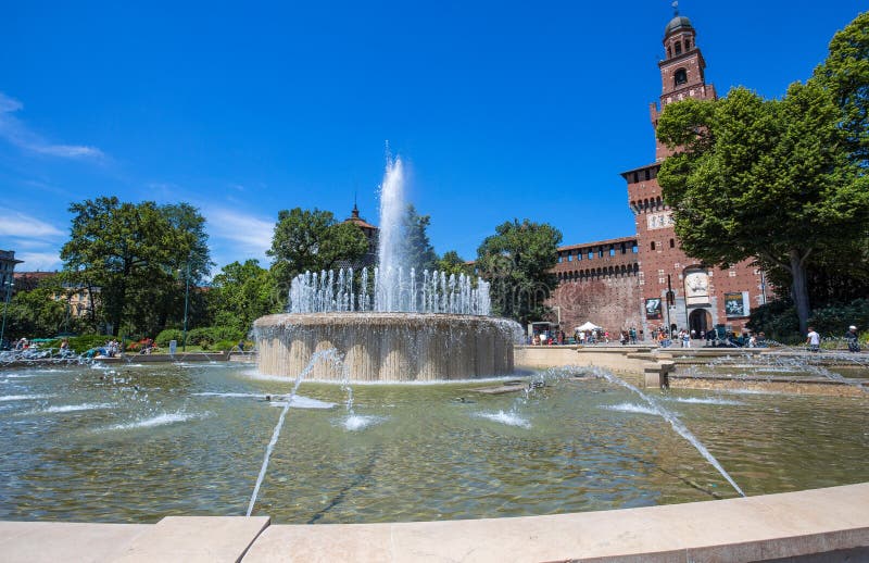 Замок Castello Sforzesco Sforza с фонтаном в милане Cairoli, Италии стоковые изображения Замок Castello Sforzesco Sforza с фонтаном в милане Cairoli, Италии стоковые изображения