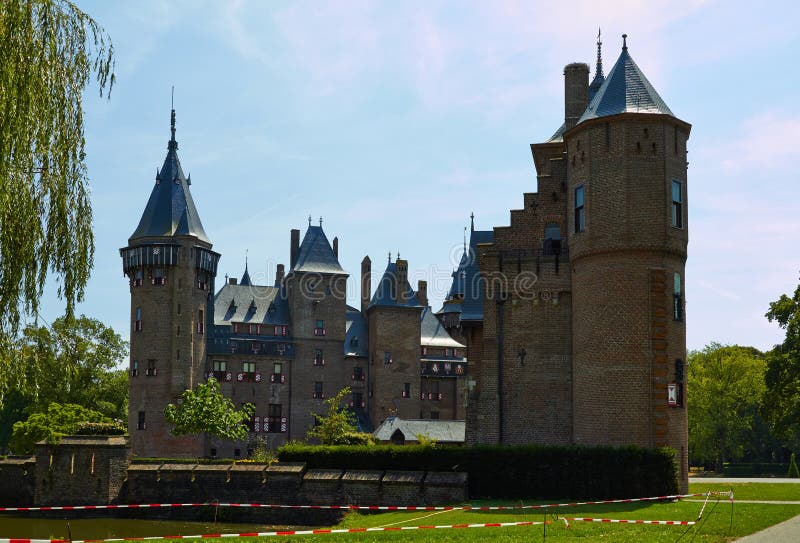 Замок De Haar расположен, в провинции Utrecht в Нидерланд, 1892 Красивый замок на воде стоковые фото Замок De Haar расположен, в провинции Utrecht в Нидерланд, 1892 Красивый замок на воде стоковые фото