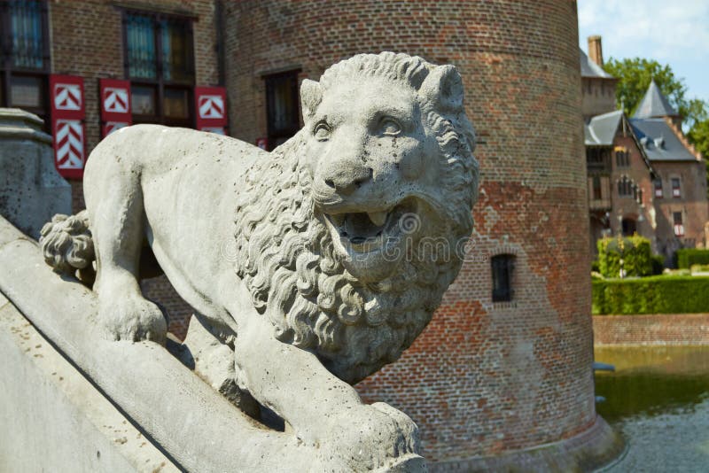 Замок De Haar расположен, в провинции Utrecht в Нидерланд, 1892 Красивый замок на воде стоковые фото Замок De Haar расположен, в провинции Utrecht в Нидерланд, 1892 Красивый замок на воде стоковые фото