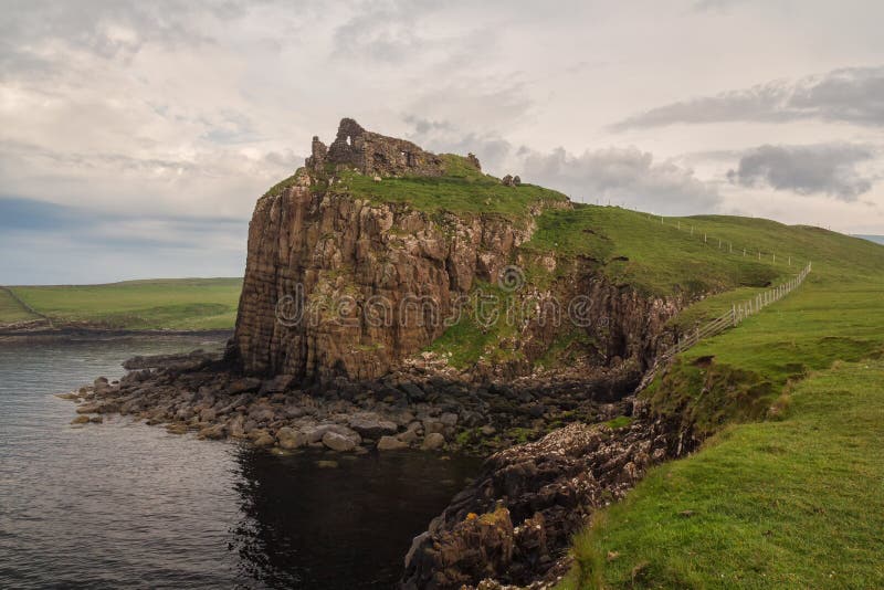 Замок Duntulm в севере Skye стоковые изображения rf Замок Duntulm в севере Skye стоковые изображения rf