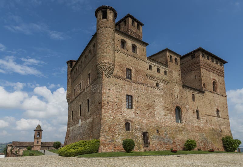 Замок Grinzane Cavour вина и церковь Пьемонт стоковое изображение rf Замок Grinzane Cavour вина и церковь Пьемонт стоковое изображение rf