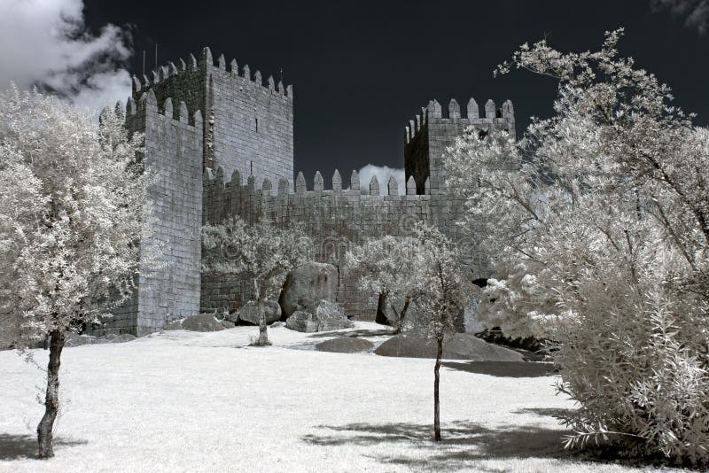 замок guimaraes стоковая фотография rf замок guimaraes стоковая фотография rf