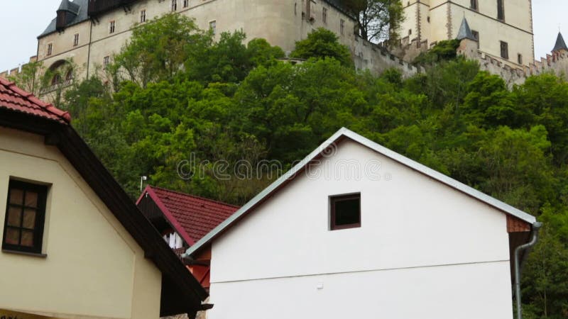 Замок Karlstejn средневековый Богемия, чехия видеоматериал Замок Karlstejn средневековый Богемия, чехия видеоматериал