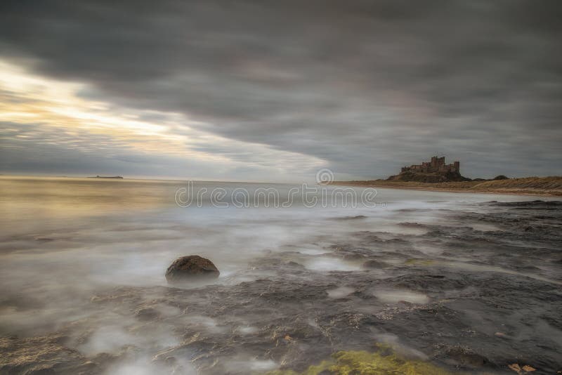 замок northumberland Великобритания bamburgh стоковая фотография замок northumberland Великобритания bamburgh стоковая фотография
