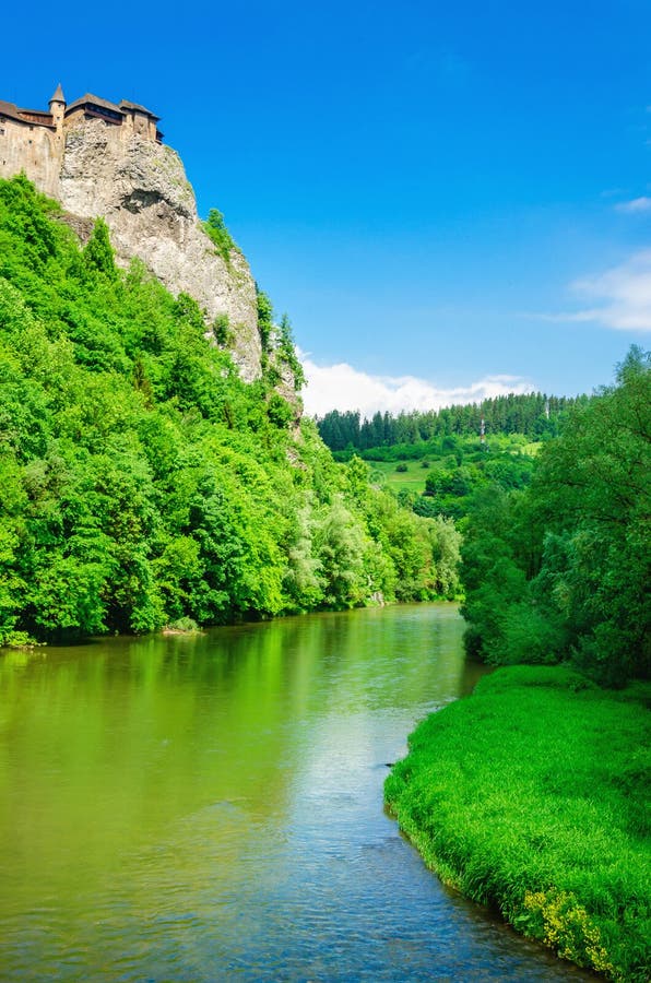 Замок Orava, река и голубое небо, Словакия стоковая фотография rf Замок Orava, река и голубое небо, Словакия стоковая фотография rf