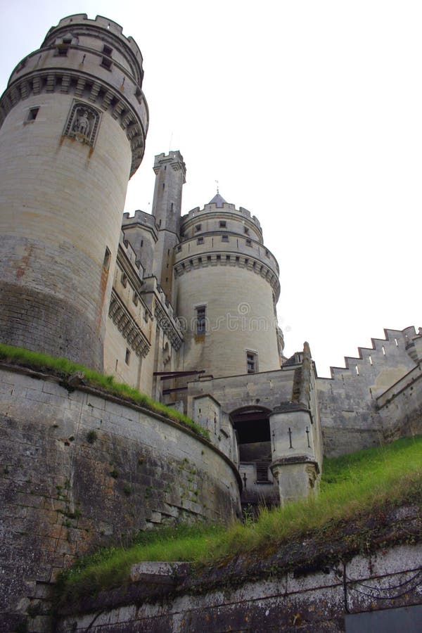 Замок pierrefonds в picardy, Франции стоковые фотографии rf Замок pierrefonds в picardy, Франции стоковые фотографии rf