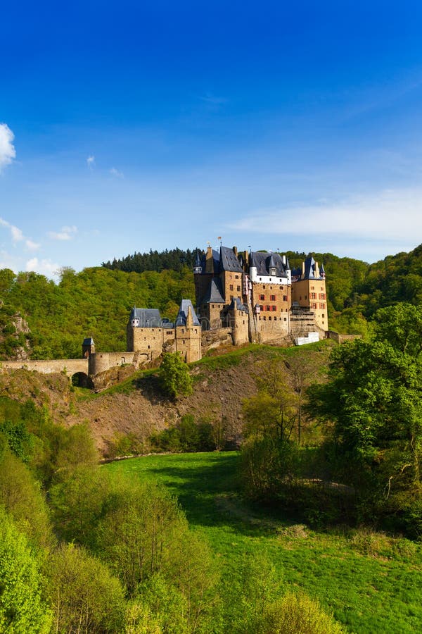 Замок Rhineland-Palatinate Германия Eltz взгляда со стороны стоковая фотография rf Замок Rhineland-Palatinate Германия Eltz взгляда со стороны стоковая фотография rf