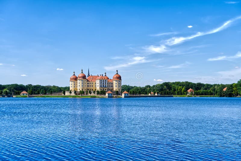 замок в немецком панораме. замок Moritzburg в немецком панораме европе, из которого открывается прекрасный романтический поход