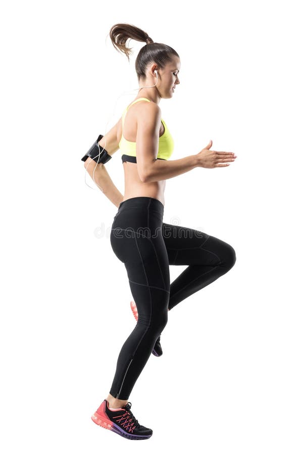 Замороженное движение бегуна пригонки женского атлетического делая высокие колени нагревает тренировку