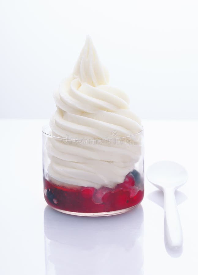 замороженный fruity югурт стоковые изображения замороженный fruity югурт стоковые изображения