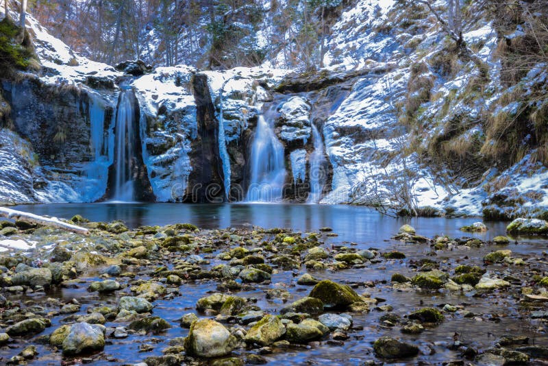 Замороженный водопад в национальном парке Ã-tscher стоковая фотография rf Замороженный водопад в национальном парке Ã-tscher стоковая фотография rf