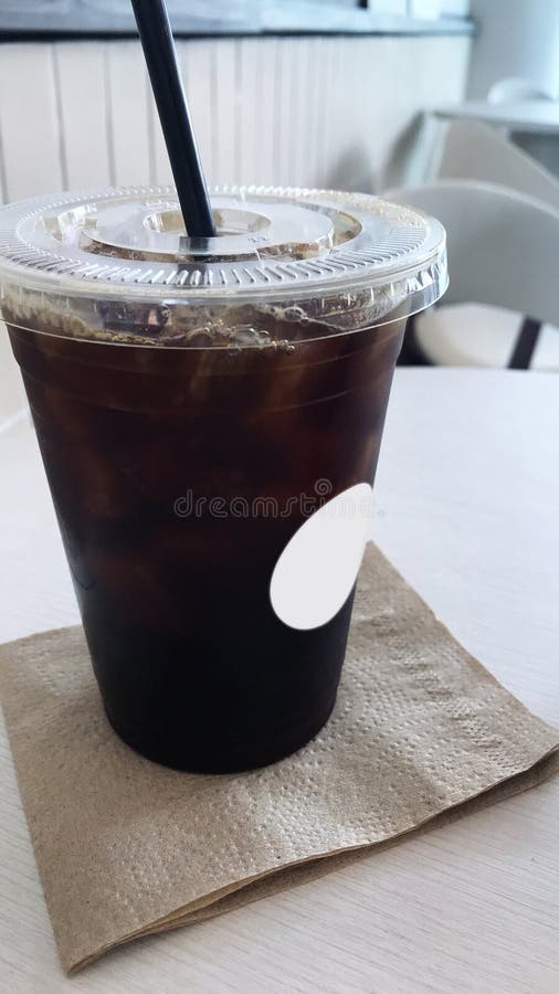Замороженный кофе Americano на деревянном столе стоковое фото rf Замороженный кофе Americano на деревянном столе стоковое фото rf
