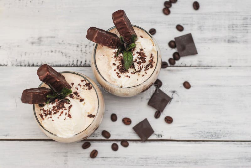 Замороженный кофе Frappe Mocha с сливк хлыста, временами лета выпивая макрос кофе завтрака фасолей идеально изолированный над бел стоковая фотография rf Замороженный кофе Frappe Mocha с сливк хлыста, временами лета выпивая макрос кофе завтрака фасолей идеально изолированный над бел стоковая фотография rf