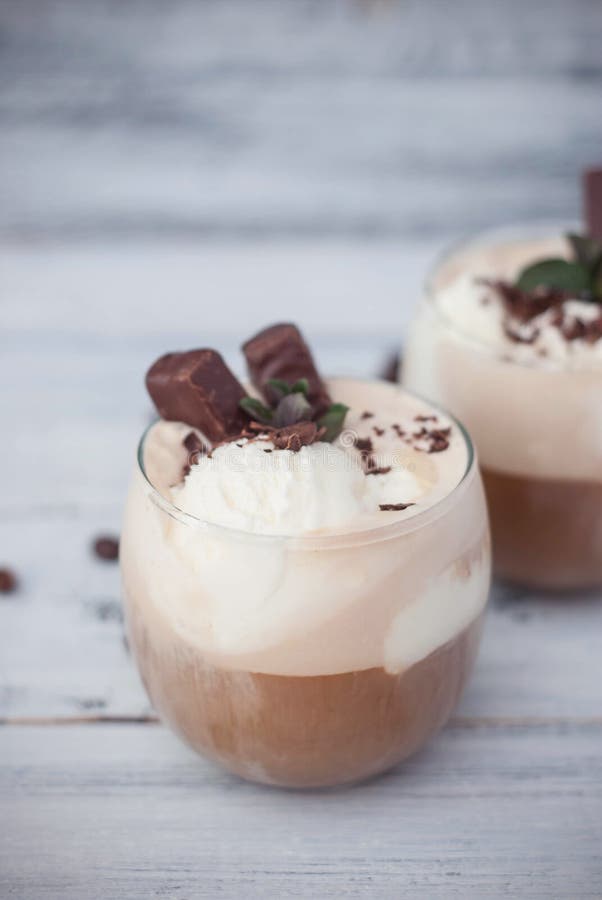 Замороженный кофе Frappe Mocha с сливк хлыста, временами лета выпивая макрос кофе завтрака фасолей идеально изолированный над бел стоковые изображения rf Замороженный кофе Frappe Mocha с сливк хлыста, временами лета выпивая макрос кофе завтрака фасолей идеально изолированный над бел стоковые изображения rf