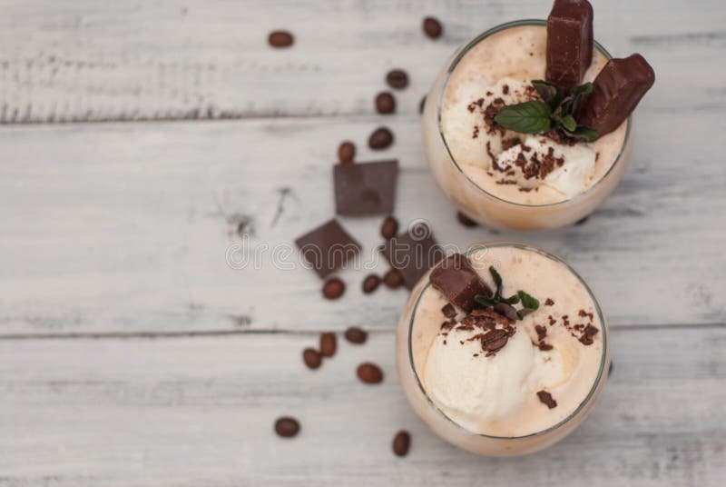 Замороженный кофе Frappe Mocha с сливк хлыста, временами лета выпивая макрос кофе завтрака фасолей идеально изолированный над бел стоковая фотография rf Замороженный кофе Frappe Mocha с сливк хлыста, временами лета выпивая макрос кофе завтрака фасолей идеально изолированный над бел стоковая фотография rf
