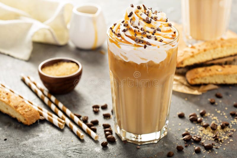 Замороженный кофе latte карамельки в высокорослом стекле стоковая фотография rf